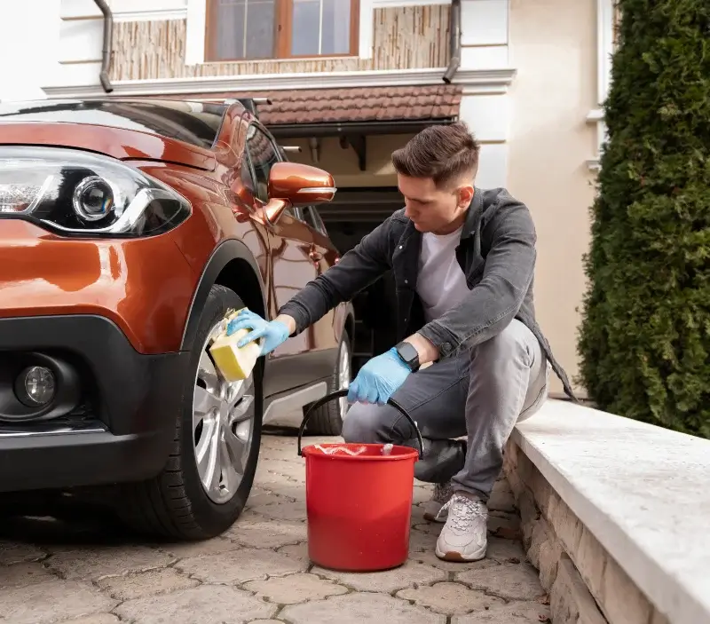 Lavage auto à domicile Le Petit-Pressigny : professionnel intervenant sur un véhicule